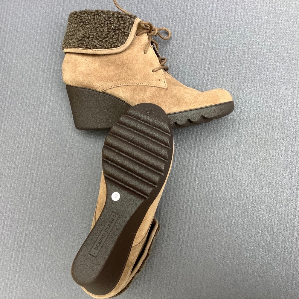 NWOT Donald Pliner Tan Suede Wedge Boot